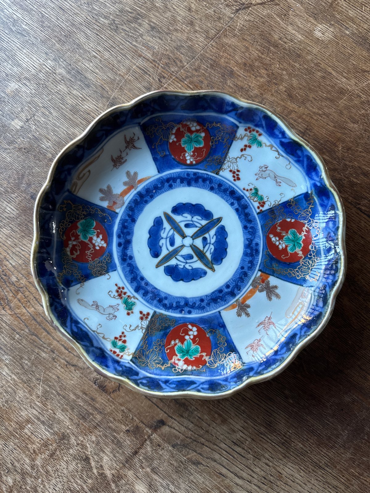 A491. 古伊万里　染錦手　山葡萄に蝶紋様　　隅入　7寸　角皿　5枚　（箱付） A491. 古伊万里 染錦手 山葡萄に蝶紋様 隅入 7寸 角皿