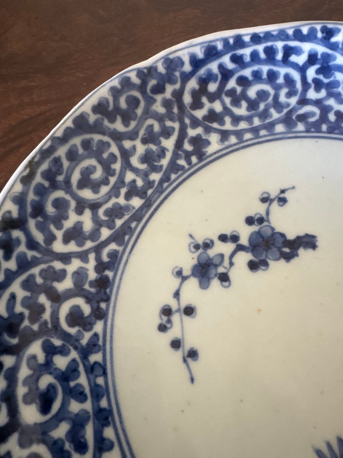 A136 古伊万里　蛸唐草紋様　大皿　1尺3寸　1枚　（皿立て付き） 古伊万里 染付蛸唐草文 輪花七寸皿 太蛸！ 1枚 | Kaikaroman ONLINE STORE