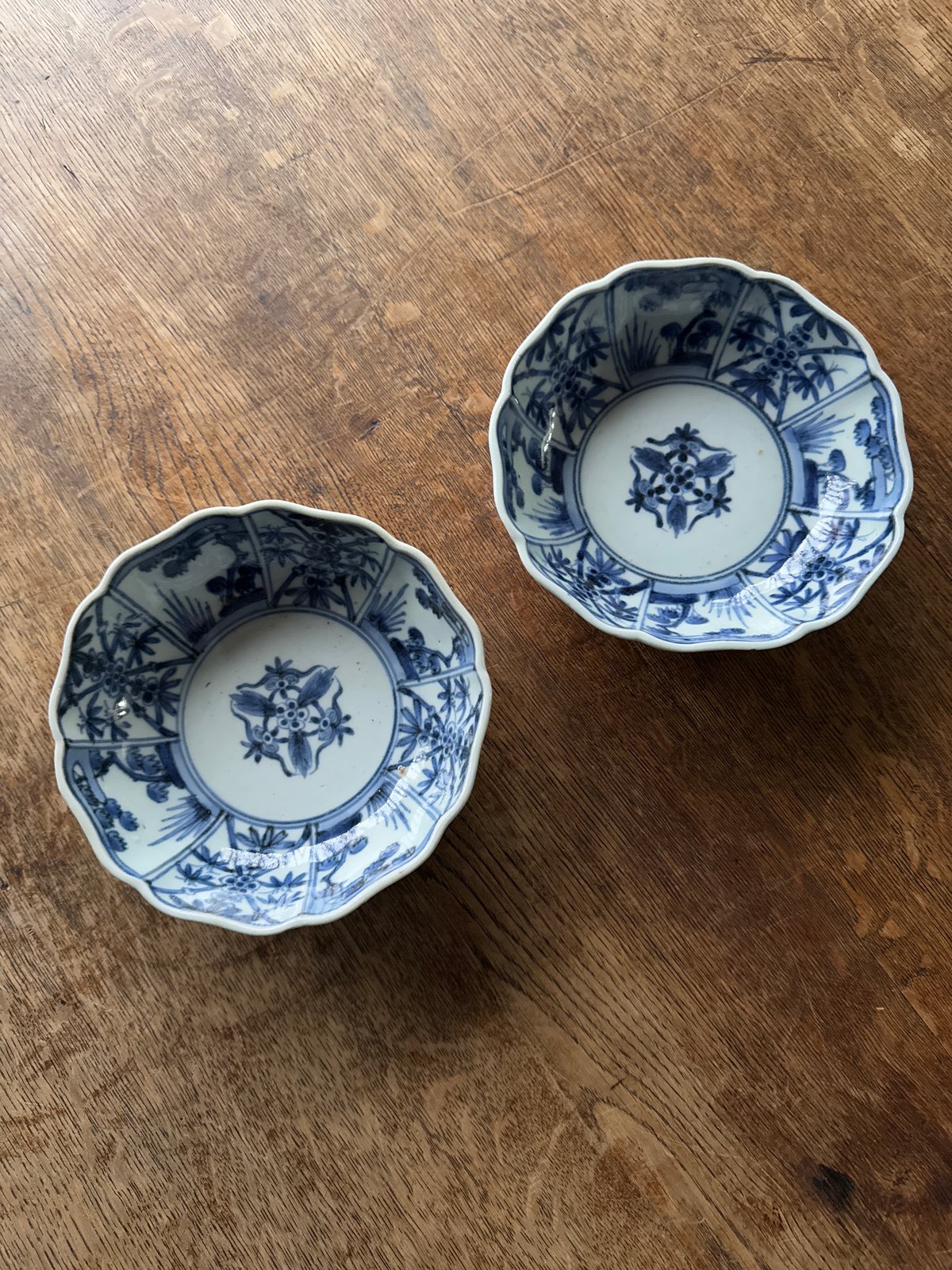 伊万里焼　古伊万里　成化年製款　染付　花蝶文　輪花皿　大皿　V　R5965B 伊万里焼 伊万里焼 古伊万里 成化年製款 染付 花蝶文