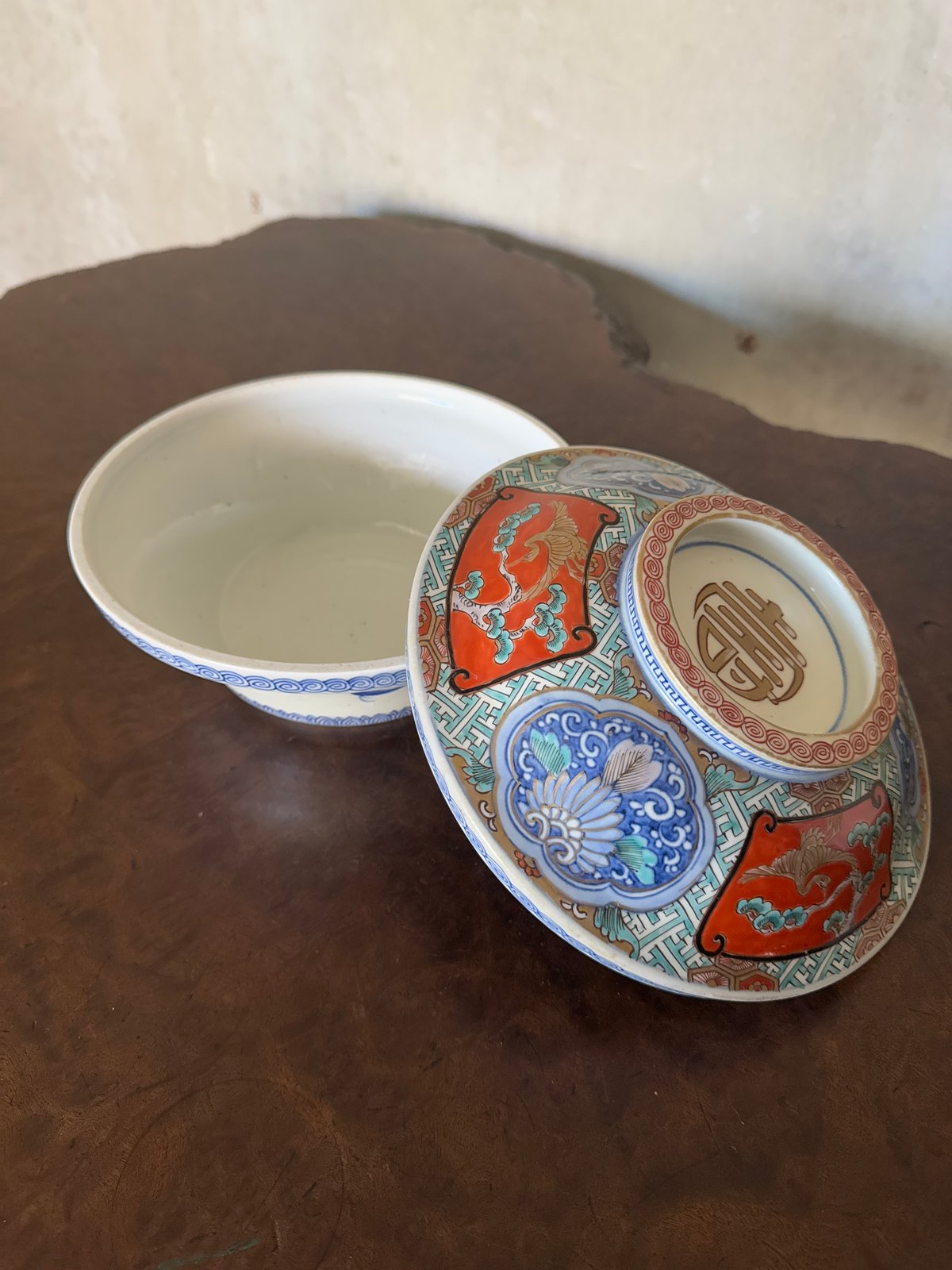 古伊万里　最上手　染錦壽字文蓋物　江戸時代　豪商旧蔵品　細密技巧　古陶を楽しむ 古伊万里 錦手寿字窓絵松鶴吉祥文 喰籠/蓋物 | Kaikaroman ONLINE STORE