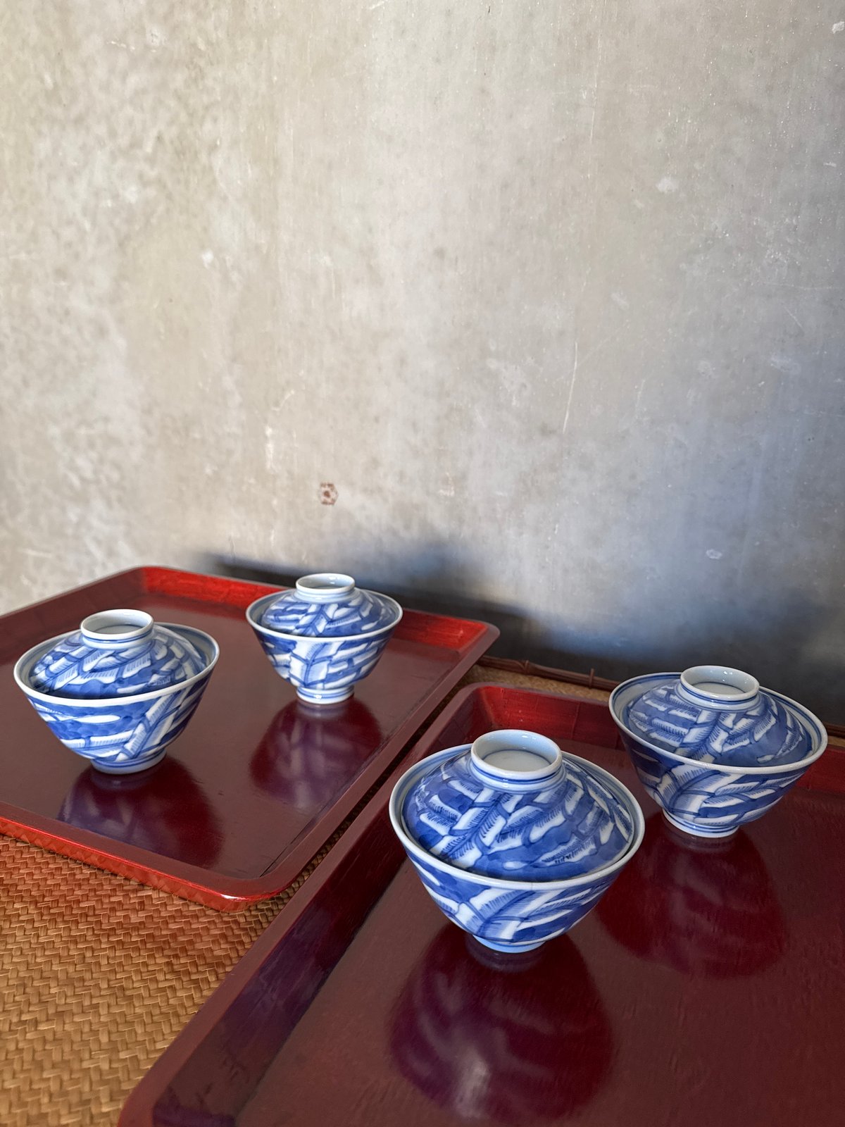 伊万里焼 染付白抜芭蕉葉文 蓋茶碗 1客 | Kaikaroman ONLINE STORE