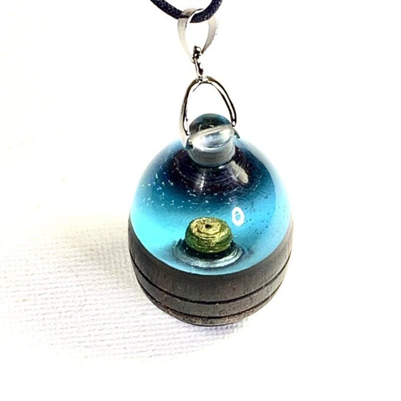 ウッドレジンペンダント：海に沈んだ黄金のジッグラト | アート