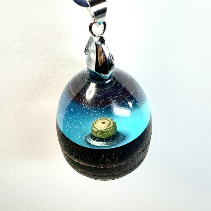 ウッドレジンペンダント：海に沈んだ黄金のジッグラト | アート