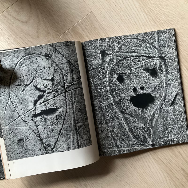 GRAFFITI | 書架の周辺