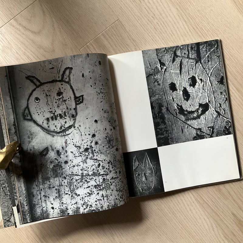 GRAFFITI | 書架の周辺