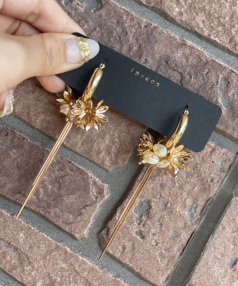 flowerフープとパールチャームの2wayイヤリング