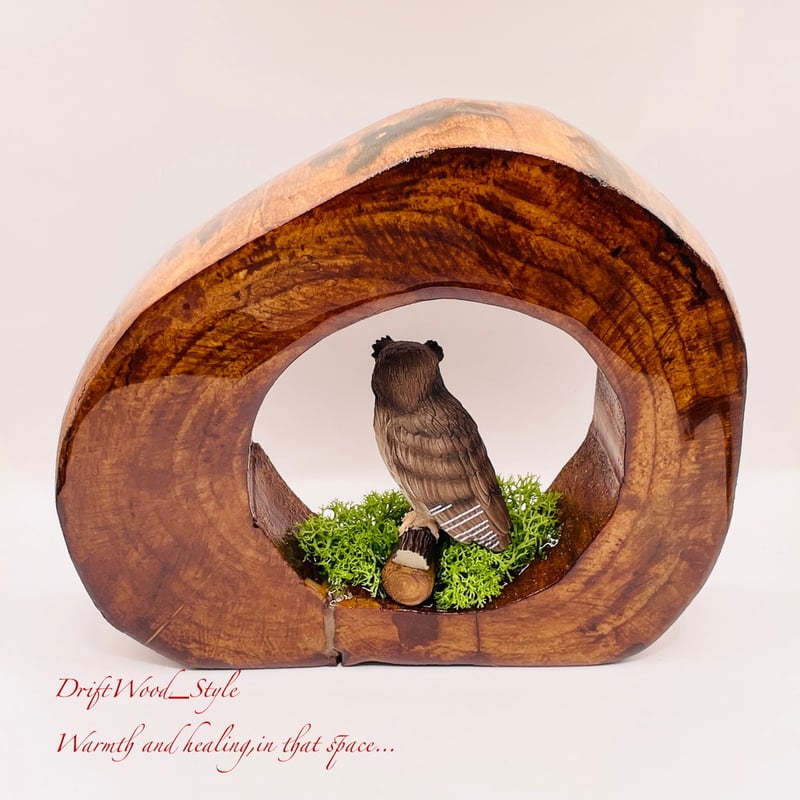 一つ限りの流木アート 森の中のシマフクロウ ジオラマ 流木 フィギュア