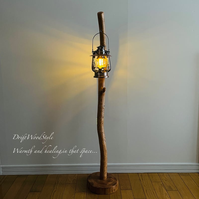 斜めに枝が突き出る流木スタンド ランタンやエアプラントを飾れる置物