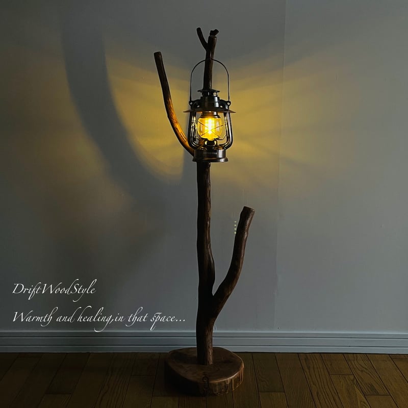 突き出た枝の造形が美しい流木スタンド ランタンやエアプラントを