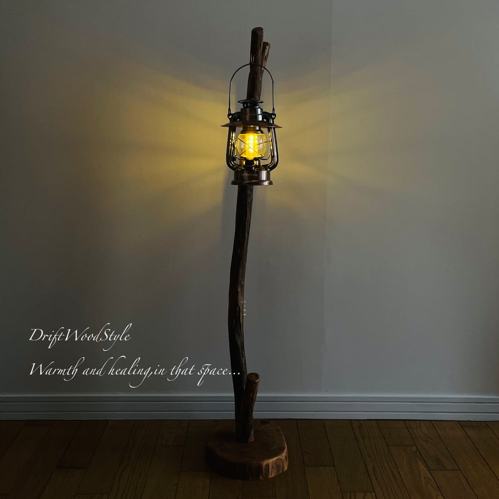 突き出た枝の造形が美しい流木スタンド ランタンやエアプラントを