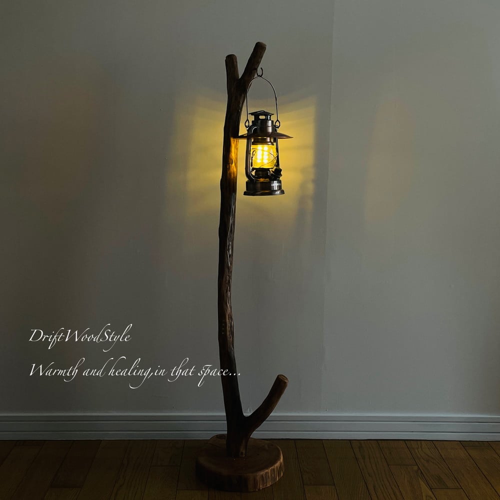 突き出た枝の造形が美しい流木スタンド ランタンやエアプラントを