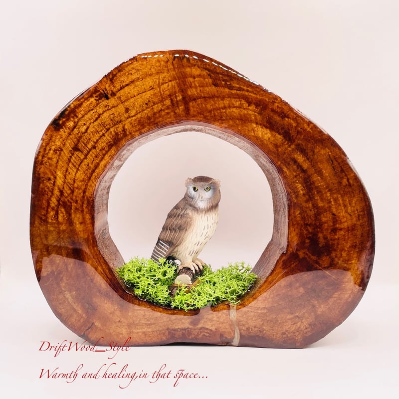 一つ限りの流木アート 森の中のシマフクロウ ジオラマ 流木 フィギュア