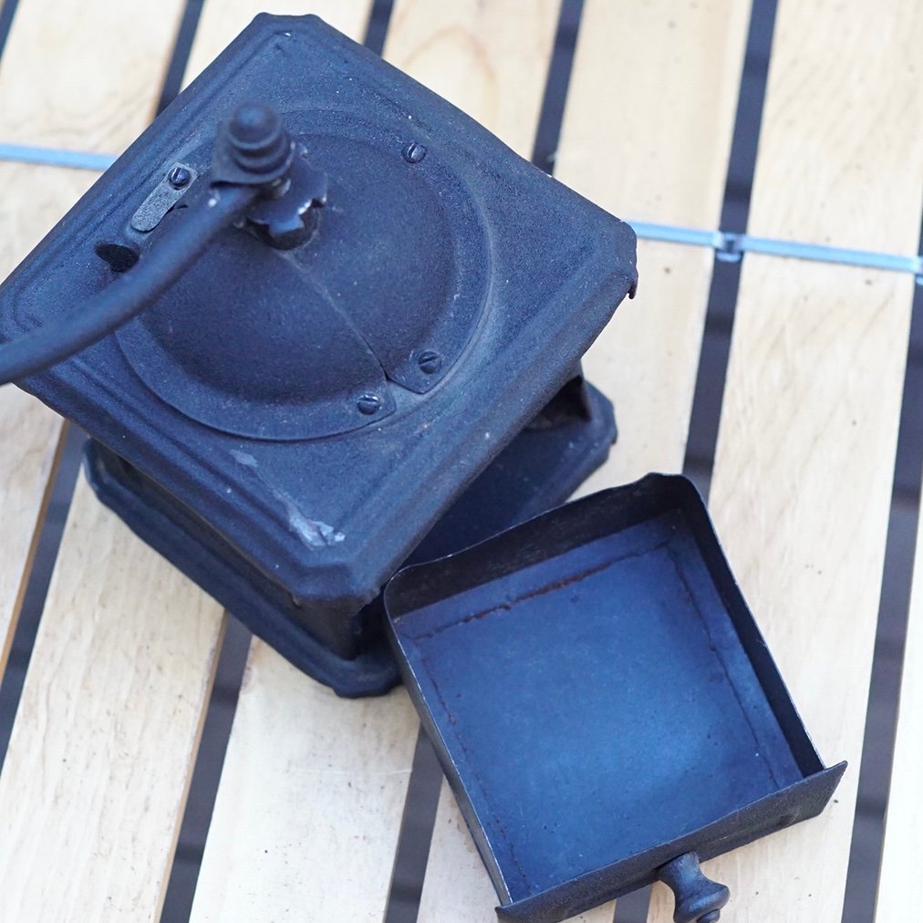 スペイン製、希少なマットブラック ELMA コーヒーミル | 4BEANS COFFEE