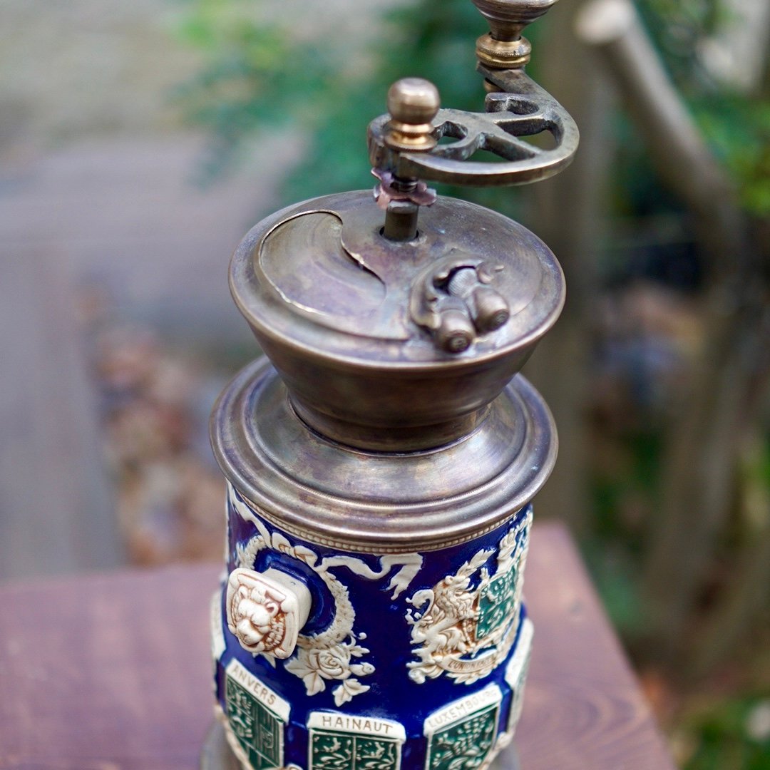 ポーランド製、とても希少な 陶器と真鍮のライオン模様のコーヒーミル