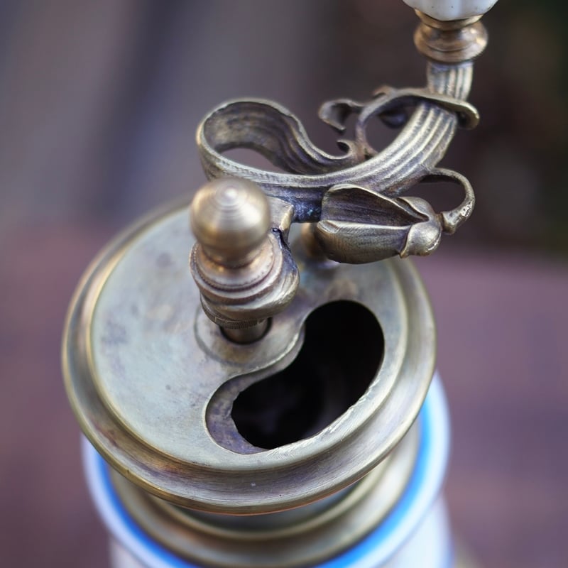 ポーランド製、とても希少な 陶器と真鍮の花柄のコーヒーミル | 4BEANS