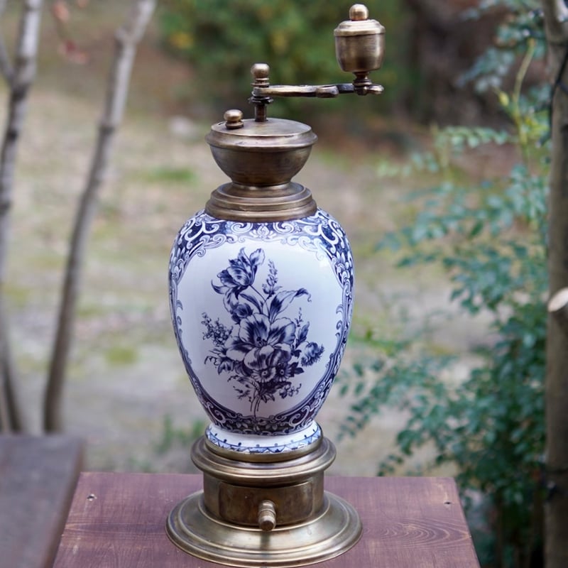 ポーランド製、とても希少な 陶器と真鍮のエスニックな花柄のコーヒー