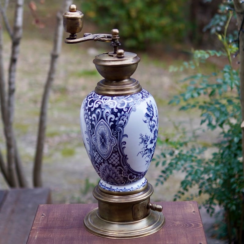 ポーランド製、とても希少な 陶器と真鍮のエスニックな花柄のコーヒー
