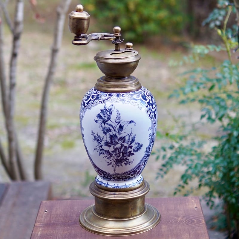 ポーランド製、とても希少な 陶器と真鍮のエスニックな花柄のコーヒー