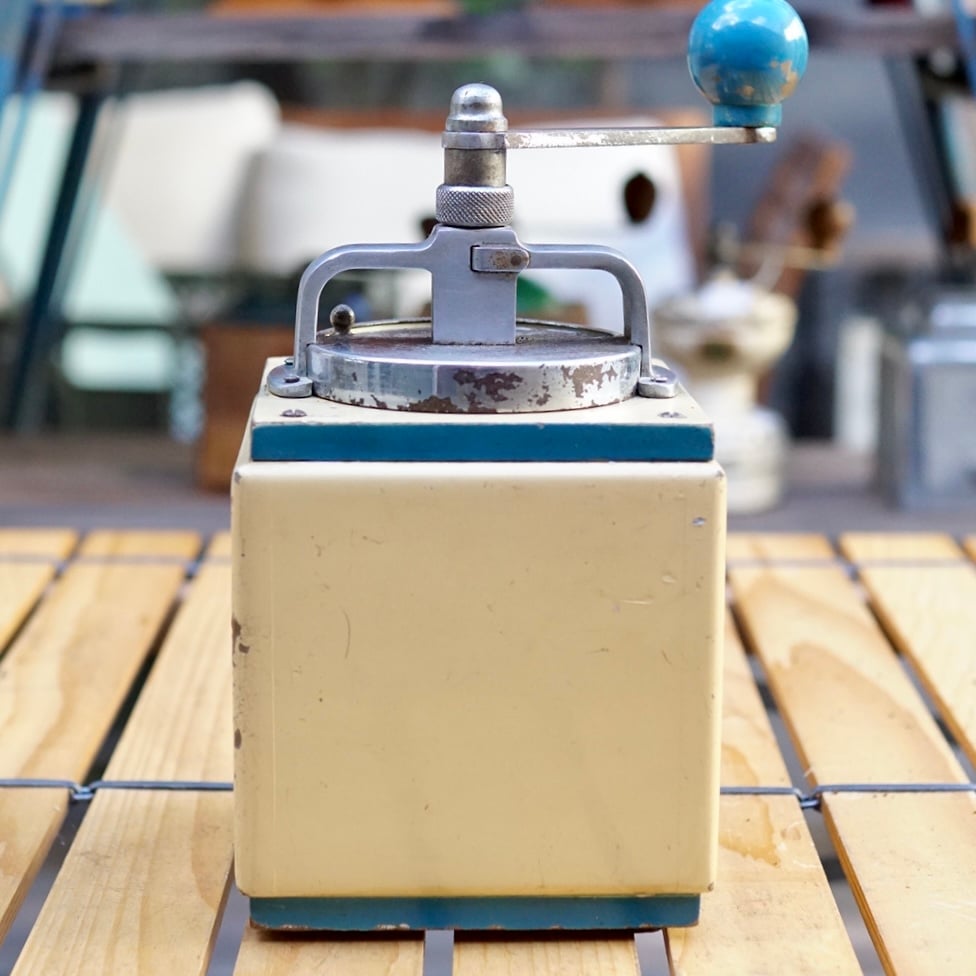 イタリア製、爽やかなカラーリングの TRE SPADA コーヒーミル | 4BEANS