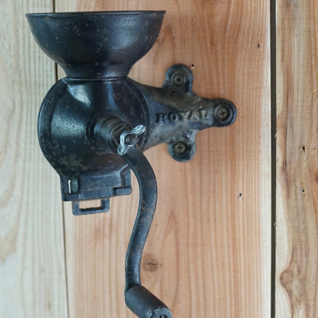 アメリカ製、ユニークなブラケットの壁掛けミル | 4BEANS COFFEE ROASTERS