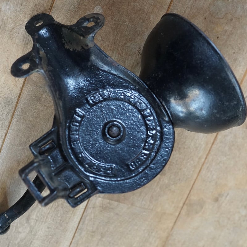 アメリカ製、ユニークなブラケットの壁掛けミル | 4BEANS COFFEE ROASTERS