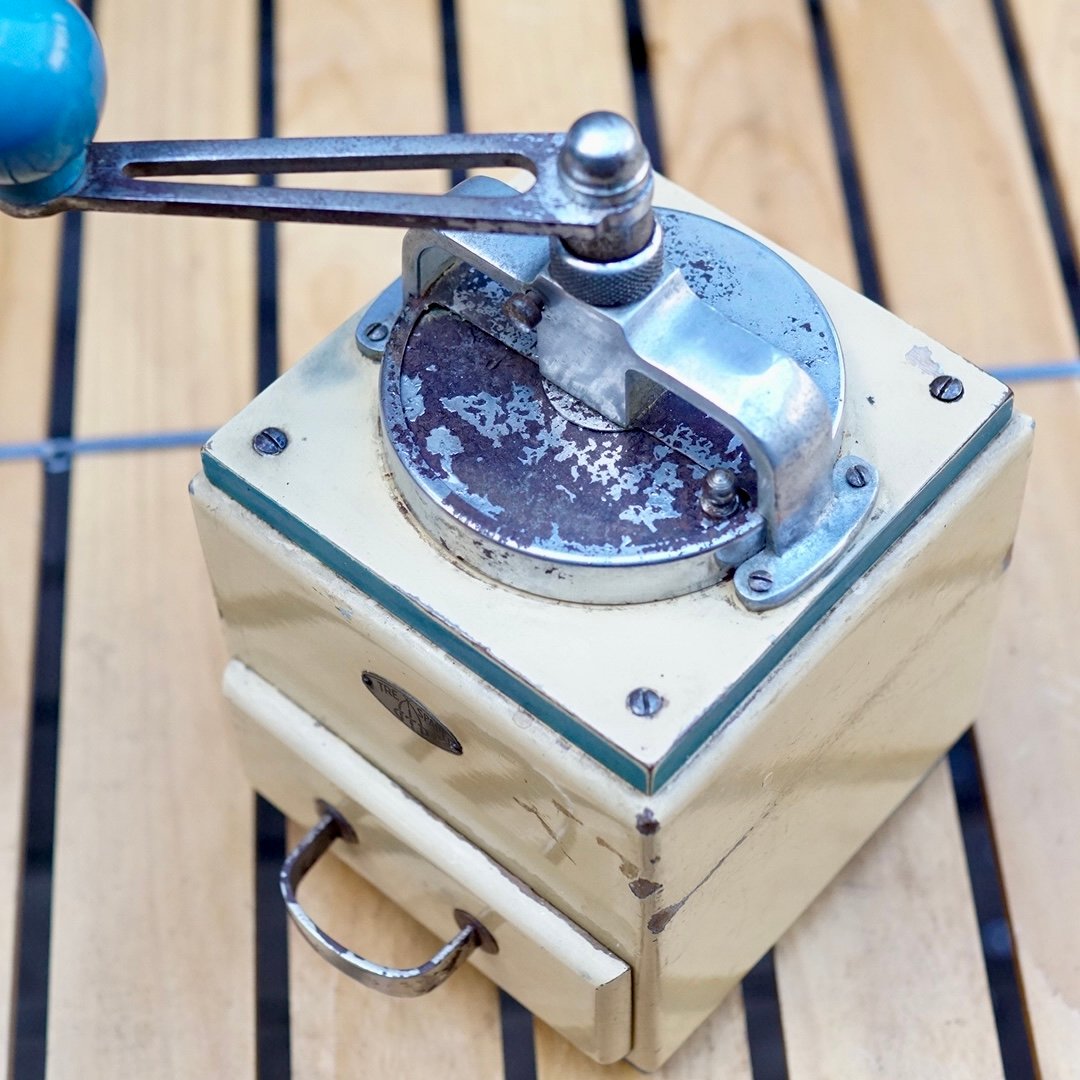 イタリア製、爽やかなカラーリングの TRE SPADA コーヒーミル | 4BEANS