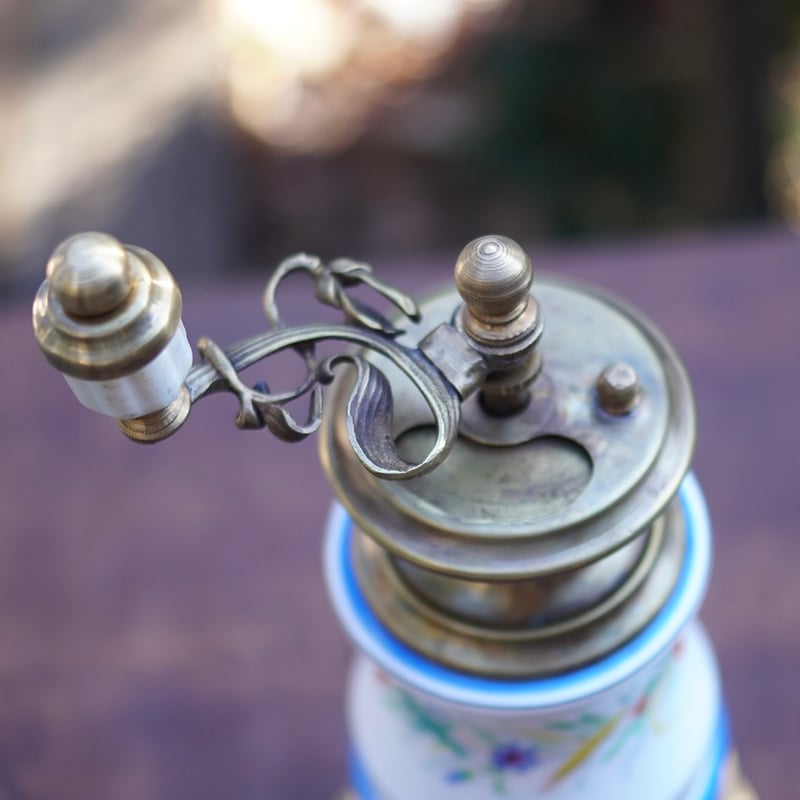 ポーランド製、とても希少な 陶器と真鍮の花柄のコーヒーミル | 4BEANS