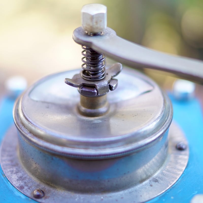 ハンガリー製 希少な HEB社製造の水色の美しいコーヒーミル | 4BEANS