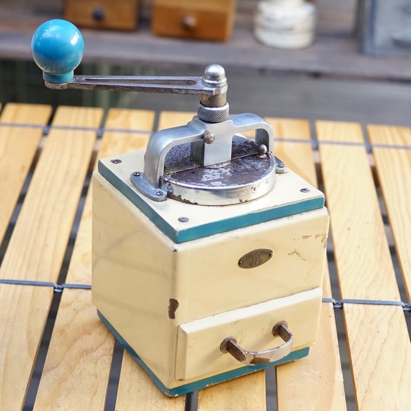 イタリア製、爽やかなカラーリングの TRE SPADA コーヒーミル | 4BEANS