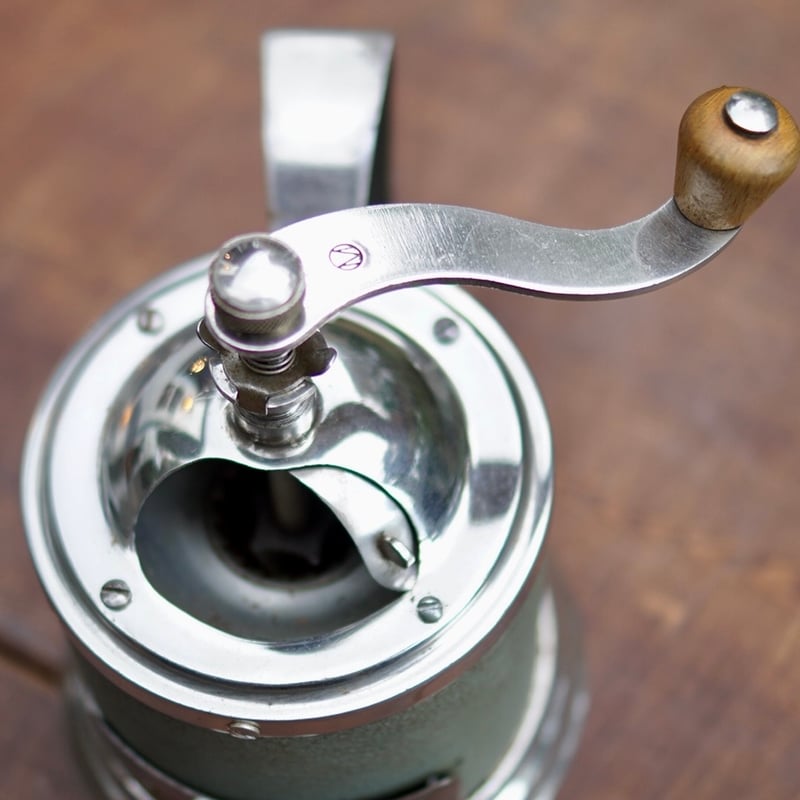 ロシア製の珍しいマグカップ型 コーヒーミル | 4BEANS COFFEE ROASTERS