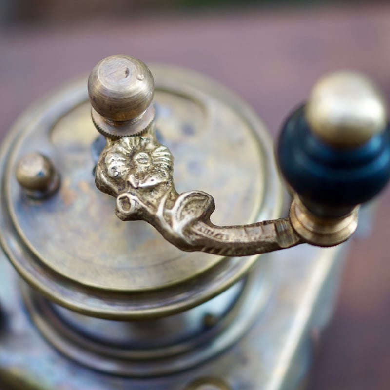 ポーランド製、とても希少な 陶器と重厚な真鍮のコーヒーミル | 4BEANS