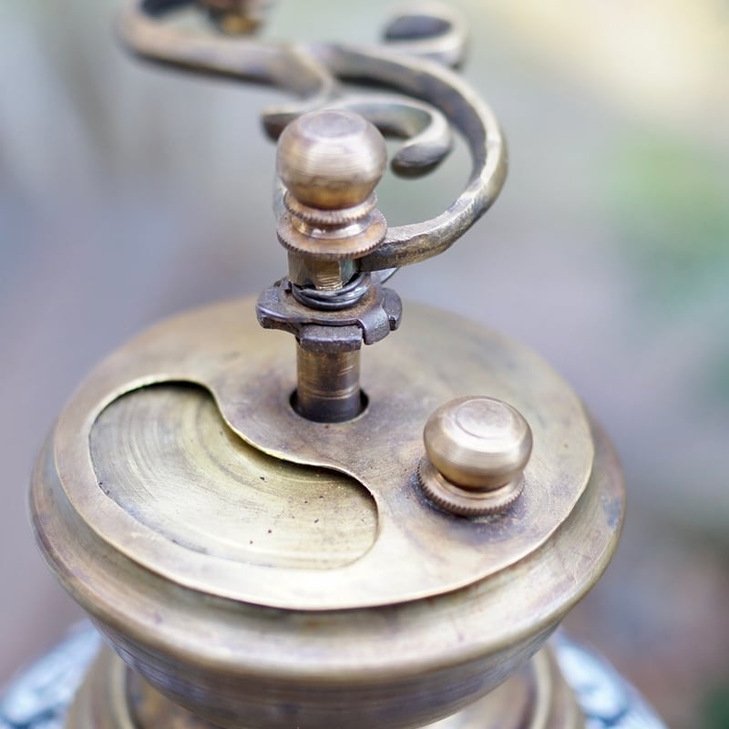 ポーランド製、とても希少な 陶器と真鍮のエスニックな花柄のコーヒー 
