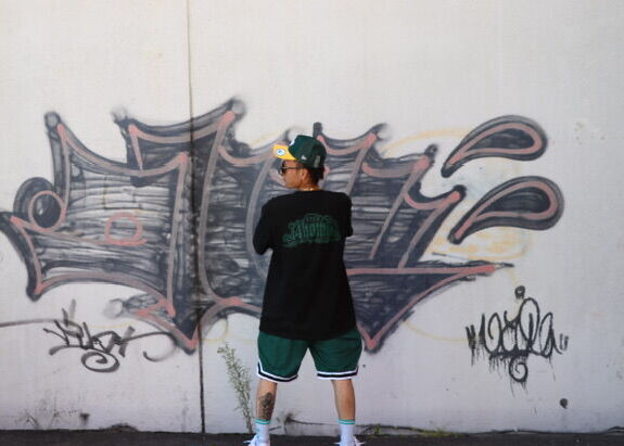 44Homies ロゴプリントTシャツ