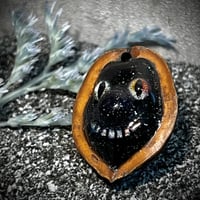 胡桃のお護り【笑う護り神】