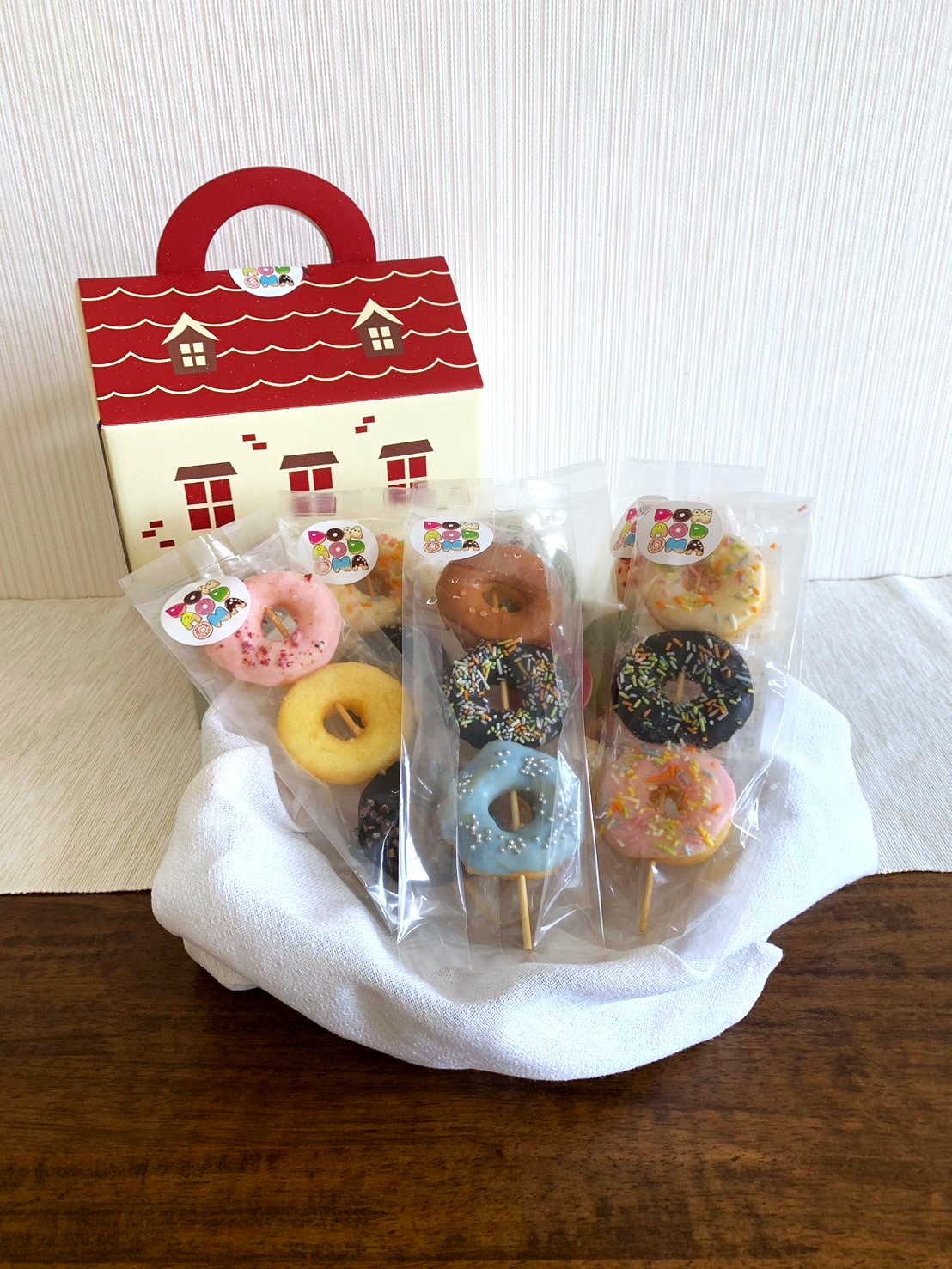 パーティやお手土産に】FAMILYボックスドーナツ（3ピース x 6本