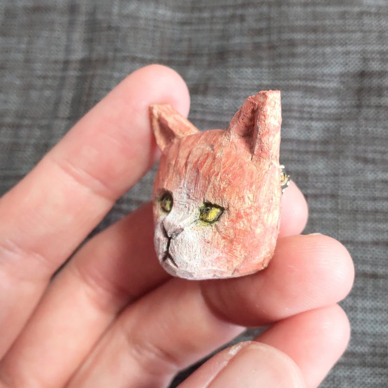 木彫りの猫の顔のブローチ(ハチワレ茶) | wood and wool animals STORE