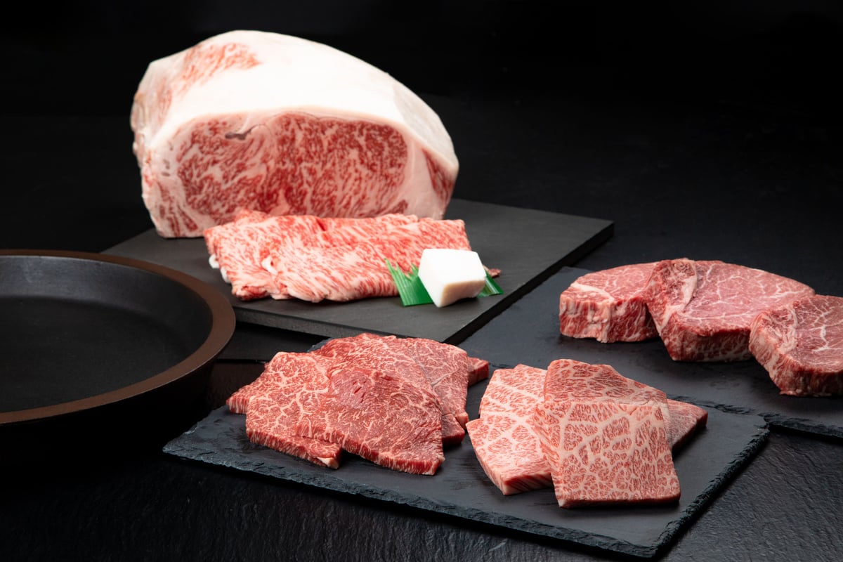 究極の鍋」で食す「究極の山形牛」セット IH対応 (手造り鋳造の 究極の鍋」で食す「究極の山形牛」セット IH対応 (手造り鋳造の