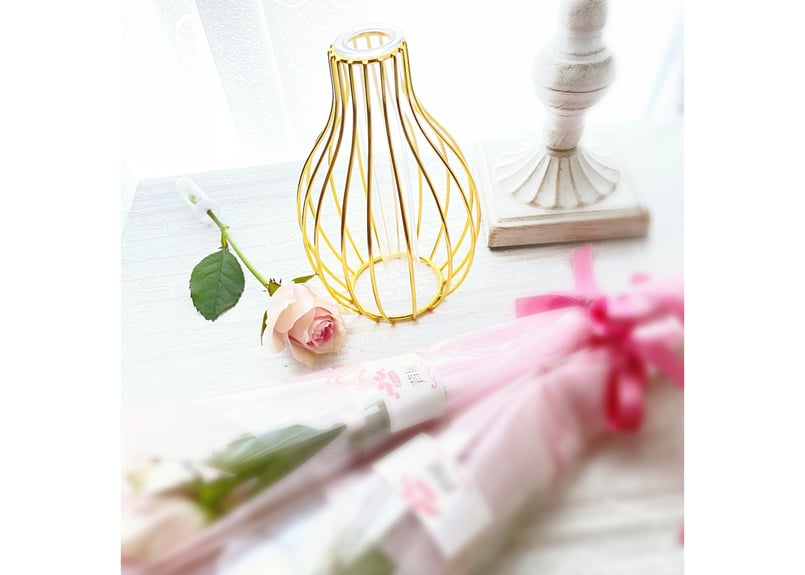 ゴールドフラワーベース】シャビーシックな輝きで空間にアクセントを