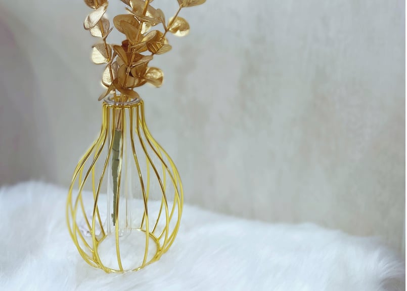 ゴールドフラワーベース】シャビーシックな輝きで空間にアクセントを