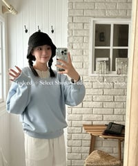 スカイブルーの大きい襟口のスウェット