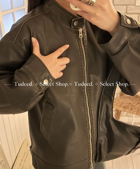 ダークブラウンのショートレザーコート