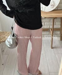 ピンクのプリーツパンツ