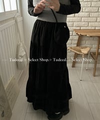 黒いポケット付きのロングスカート