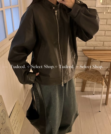 ダークブラウンのショートレザーコート