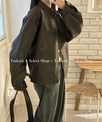 ダークブラウンのショートレザーコート