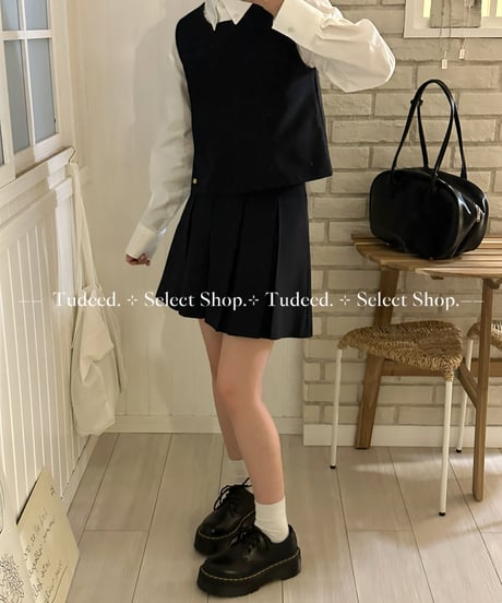 ダークブルーのポリミニスカート