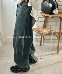 ダークブルーのドラッグフレアデニムパンツ