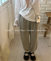 グレーのレース付きのスウェットパンツ