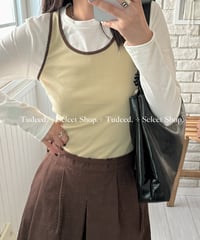 マスタードグリーンのニットベスト