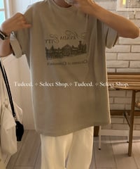 オフホワイトのルーズプリント半袖Tシャツ